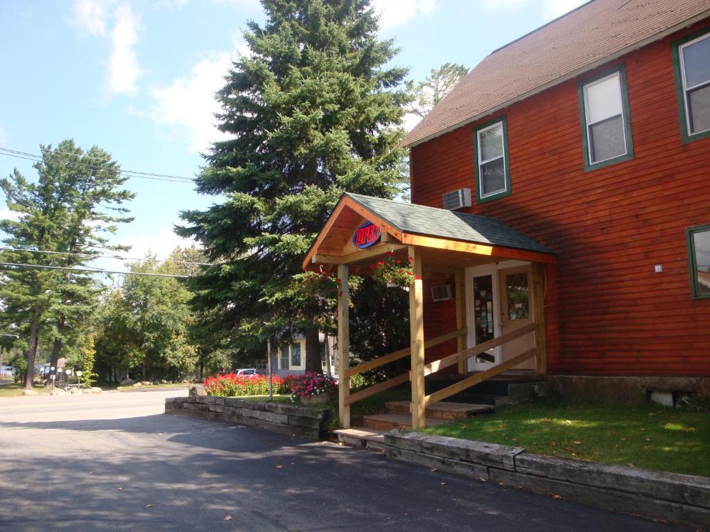 Maple Leaf Placid Motel 2*